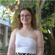 Profesora de lingua galega e literatura, con experiencia en primaria, secundaria, Bacharelato e preparación da ABAU